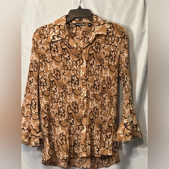 Essentials by Milano Tops - NWOT Essentials by Milano large women’s 3/4 length handkerchief sleeves pleated